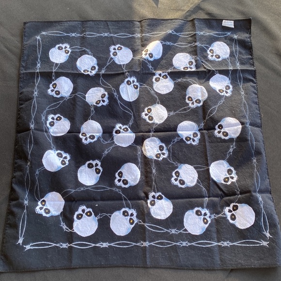 Skull bandana. Perfect for that little devil in you :) - Picture 3 of 6
